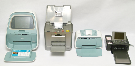 А так принтеры выглядят в разложенном для работы положении. Слева направо: HP Photosmart A826, Epson Picturemate PM280,HP Photosmart A526,  Sony DPP-FP90