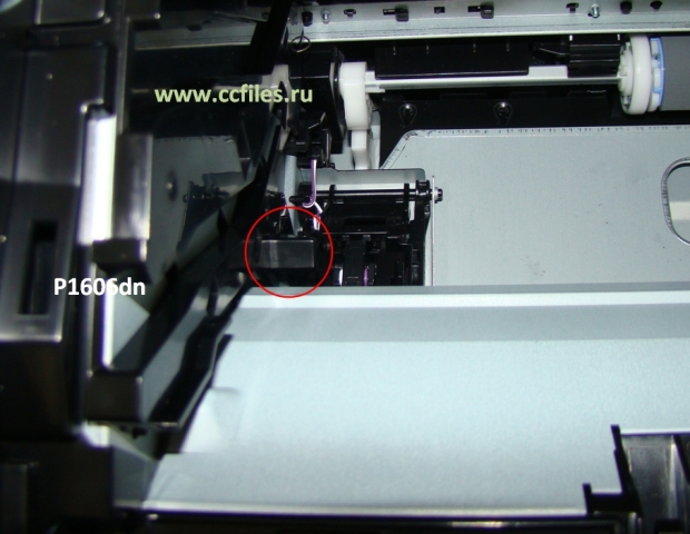 Выступ на направляющей принтера P1606dn с левой стороны.