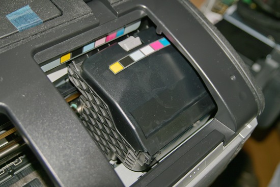 Печатающая головка принтера Epson 1410 с глухой крышкой, которая должна исключить использование СНПЧ